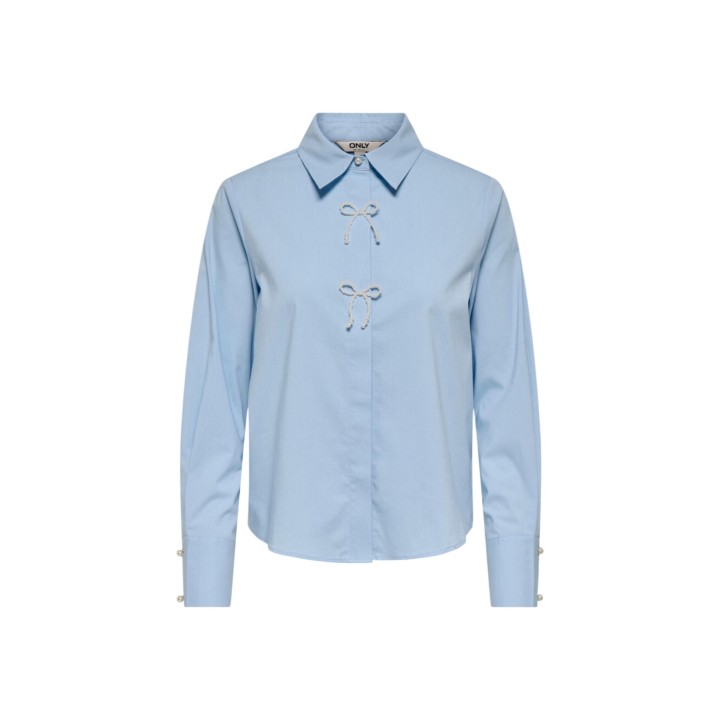 Only camisa de mujer azul claro con lazos de perlas vista frontal