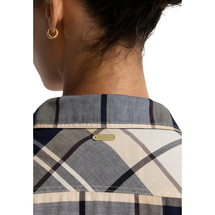 Detalle del cuello y placa Barbour de la camisa Bredon de cuadros
