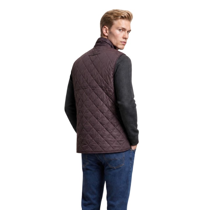 Chaleco acolchado Barbour para hombre en marrón oscuro vista de tres cuartos