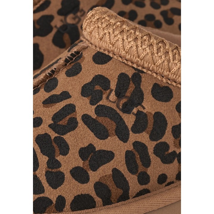 Detalle del estampado de leopardo y borde trenzado del zueco UGG K Tazz Spotted marrón