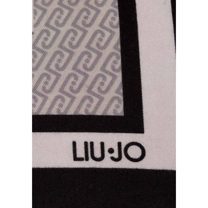 Detalle del estampado y logotipo de pashmina Liu-Jo negra para mujer