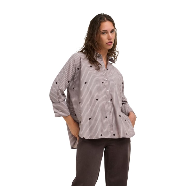 Only camisa de mujer color café con rayas y corazones vista frontal de tres cuartos