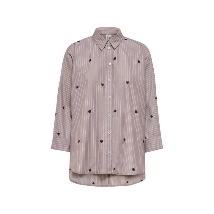 Only camisa de mujer color café con rayas y corazones vista frontal