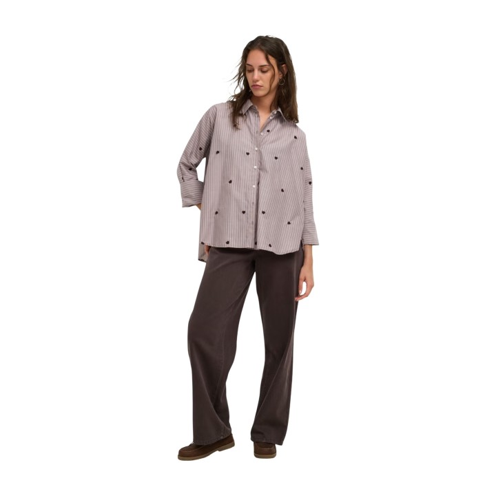 Only camisa de mujer color café con rayas y corazones vista frontal de cuerpo entero