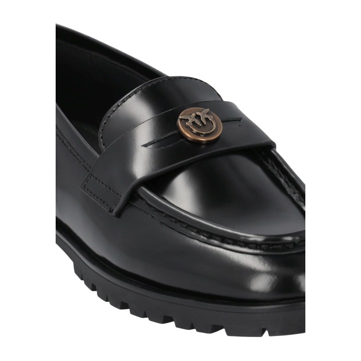 Detalle del mocasín Pinko NORA 07 SD0657P001 negro