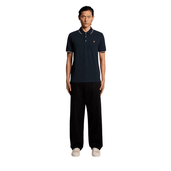 Polo de hombre Lyle & Scott SP1524VOG azul marino vista frontal con modelo