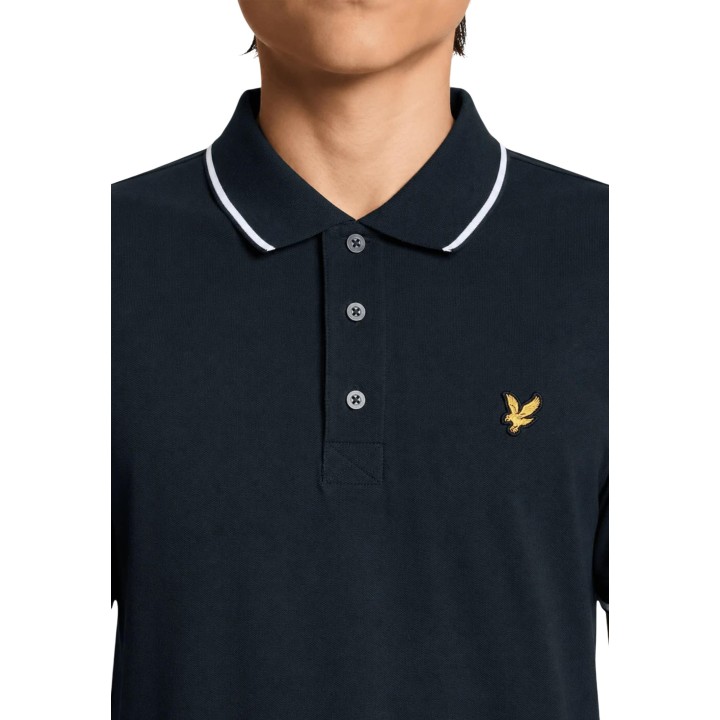 Polo de hombre Lyle & Scott SP1524VOG azul marino detalle del cuello y logotipo