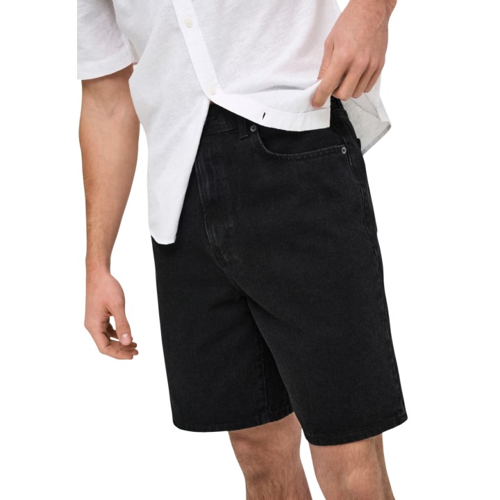 Detalle del pantalón corto de hombre negro denim Only & Sons