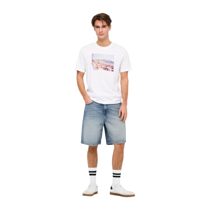 Only & Sons pantalón corto de hombre en denim azul claro vista tres cuartos