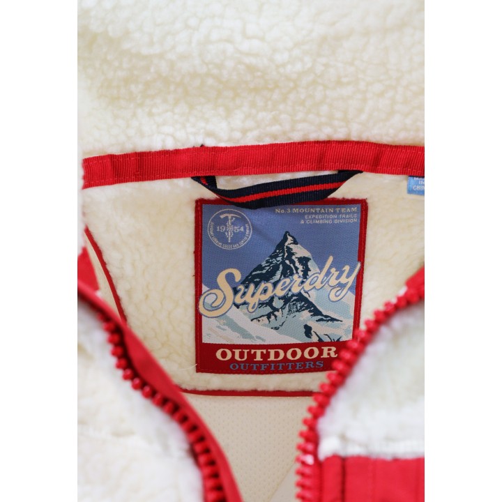 Detalle interior de sudadera Superdry blanca de forro polar para mujer