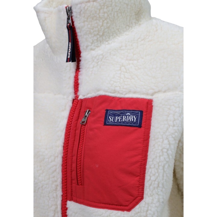 Detalle del bolsillo y logo de sudadera Superdry blanca de forro polar