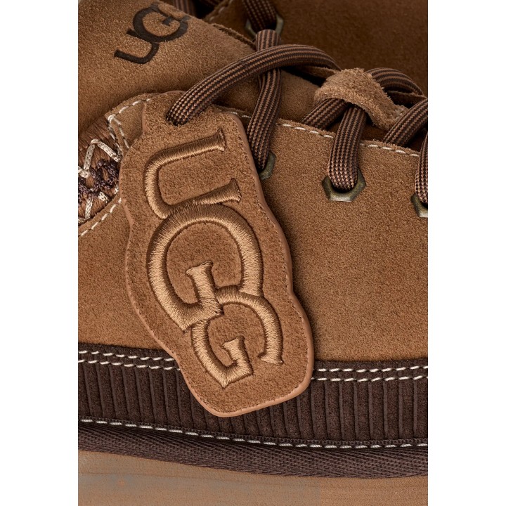 Detalle de UGG Heritage Lace-Up Slipper 1180361 para mujer en ante marrón