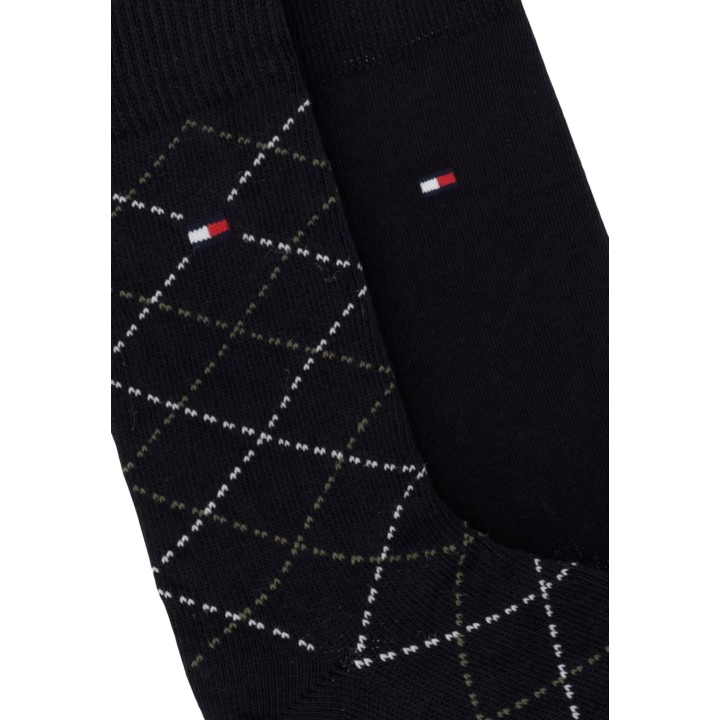 Detalle de calcetines negros de hombre Tommy Hilfiger Jeans con diseño argyle y logo