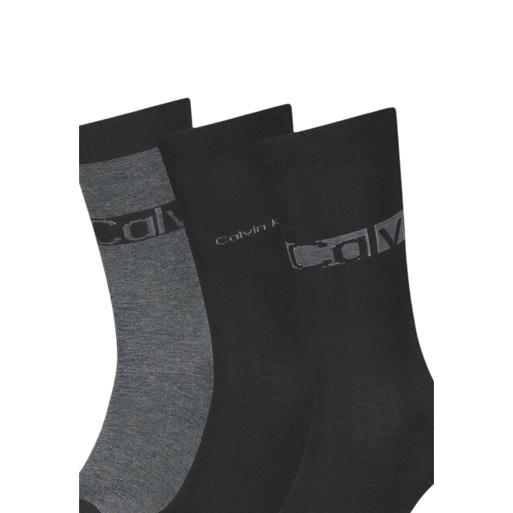 Detalle de la franja con logo en calcetines negros Calvin Klein Jeans de hombre