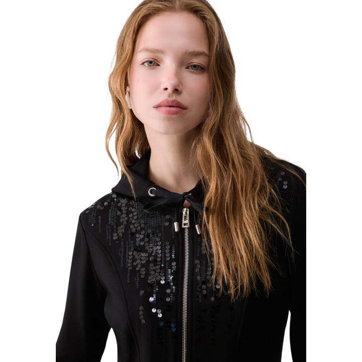 Detalle frontal de sudadera Liu-Jo negra de mujer con capucha y lentejuelas