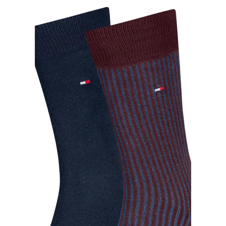 Detalle frontal de calcetines Tommy Hilfiger Jeans para hombre en azul marino y burdeos
