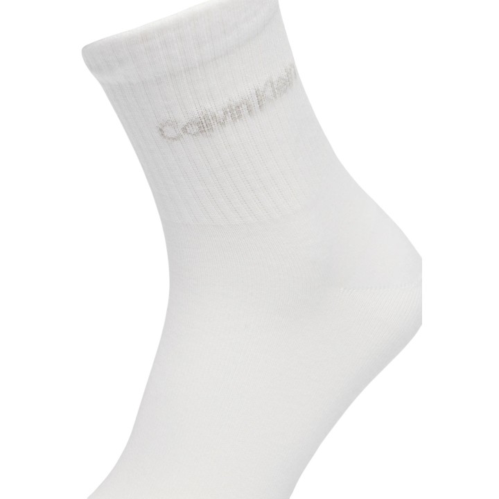 Detalle de calcetín corto blanco de mujer Calvin Klein Jeans