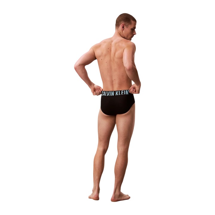 Calvin Klein Underwear slip de hombre negro vista posterior en tres cuartos