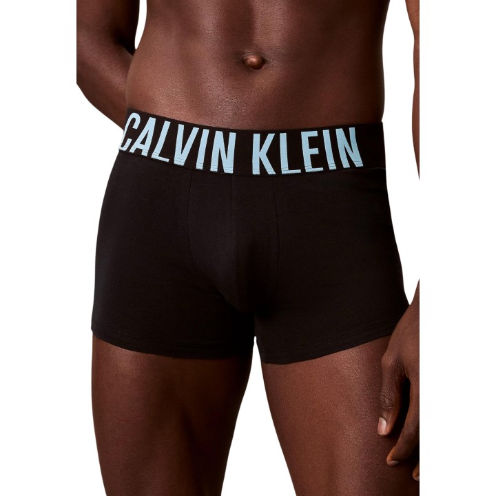 Detalle frontal del bóxer Calvin Klein Underwear negro con cintura gris