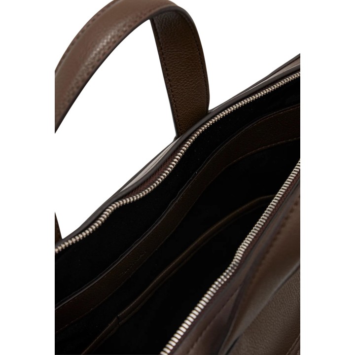 Detalle del interior negro y cremallera del bolso marrón Calvin Klein para hombre