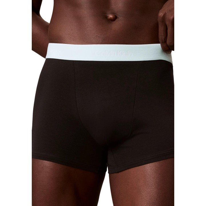 Detalle frontal de bóxer Calvin Klein Underwear negro para hombre con cinturilla blanca