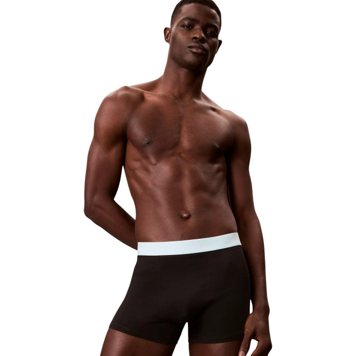 Bóxer Calvin Klein Underwear negro para hombre con cinturilla blanca vista de tres cuartos