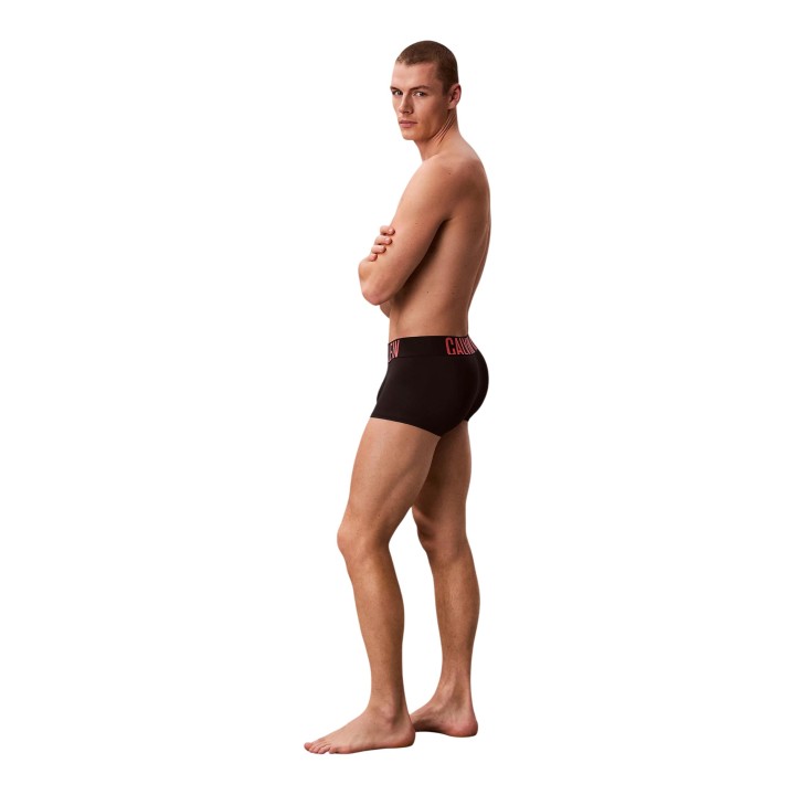 Bóxer Calvin Klein Underwear para hombre en negro y azul vista de tres cuartos posterior