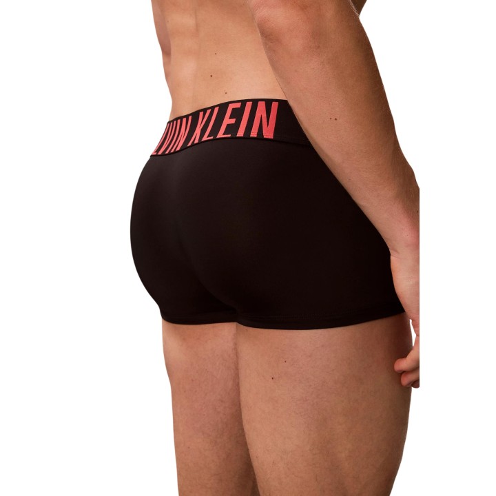 Detalle posterior del bóxer Calvin Klein Underwear para hombre en negro y azul