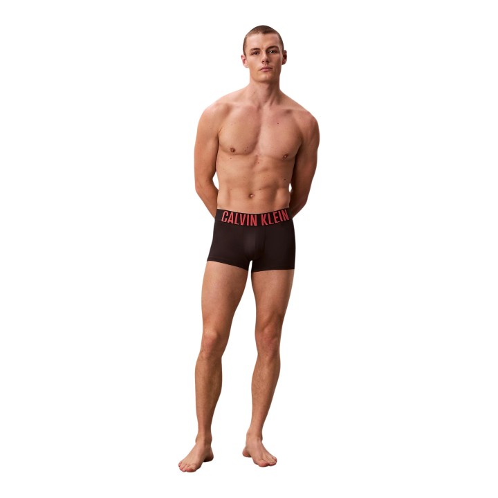 Bóxer Calvin Klein Underwear para hombre en negro y azul vista frontal de cuerpo entero
