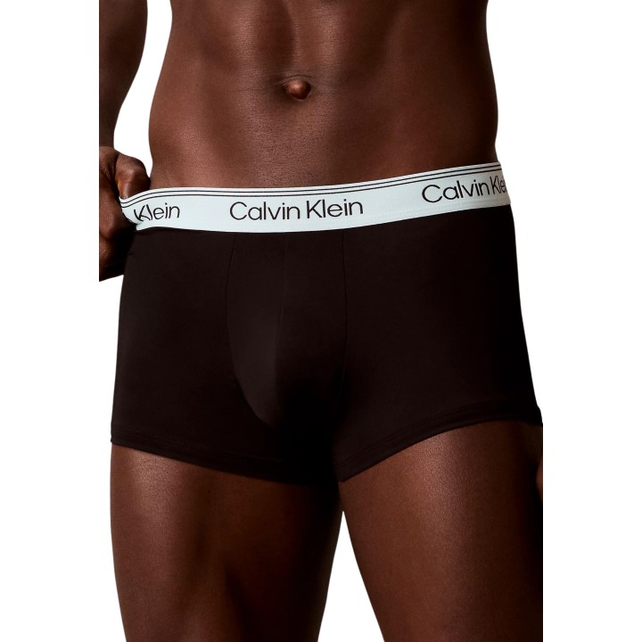 Detalle frontal del bóxer de hombre Calvin Klein Underwear gris claro