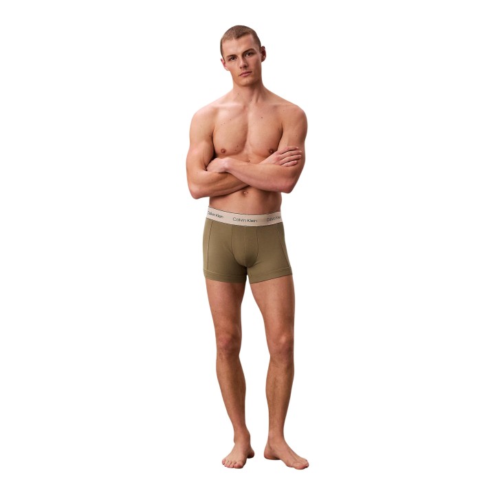 Bóxer Calvin Klein Underwear para hombre en color mud vista de tres cuartos