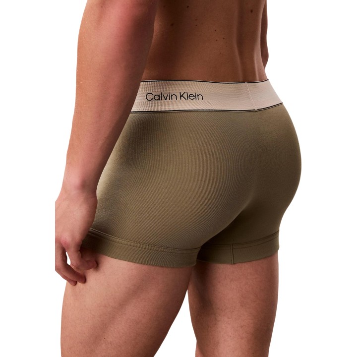 Detalle posterior del bóxer Calvin Klein Underwear para hombre en color mud
