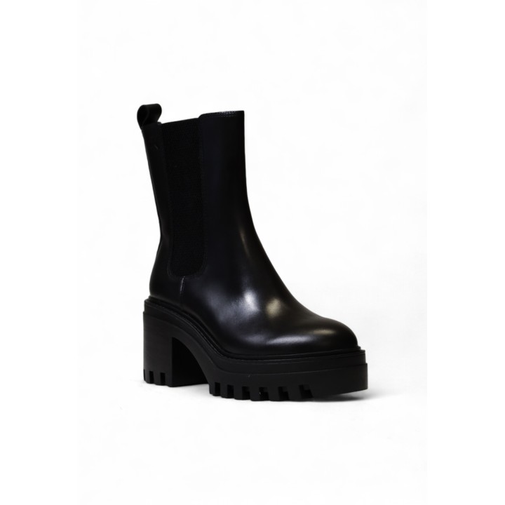 Botín Chelsea negro de tacón para mujer Calvin Klein YW0YW01547 vista tres cuartos