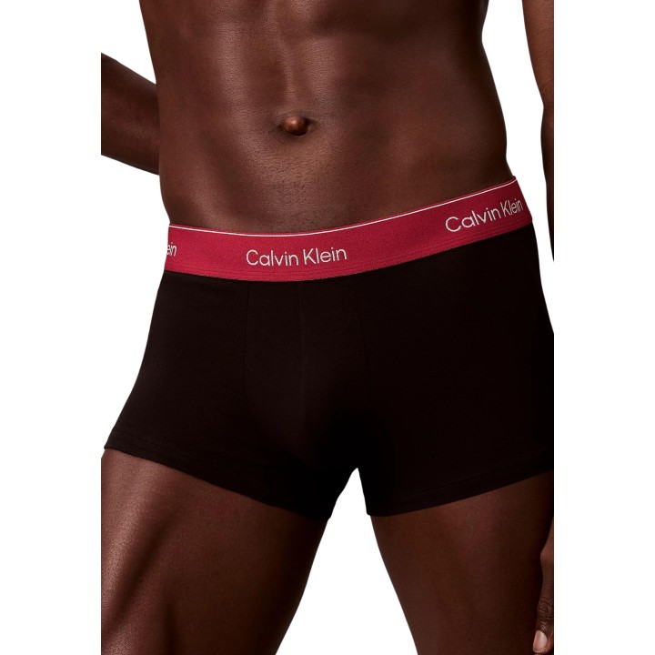 Detalle frontal del bóxer negro Calvin Klein Underwear para hombre