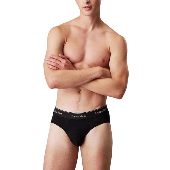 Slip negro para hombre Calvin Klein Underwear LV00NB4388 vista frontal en modelo