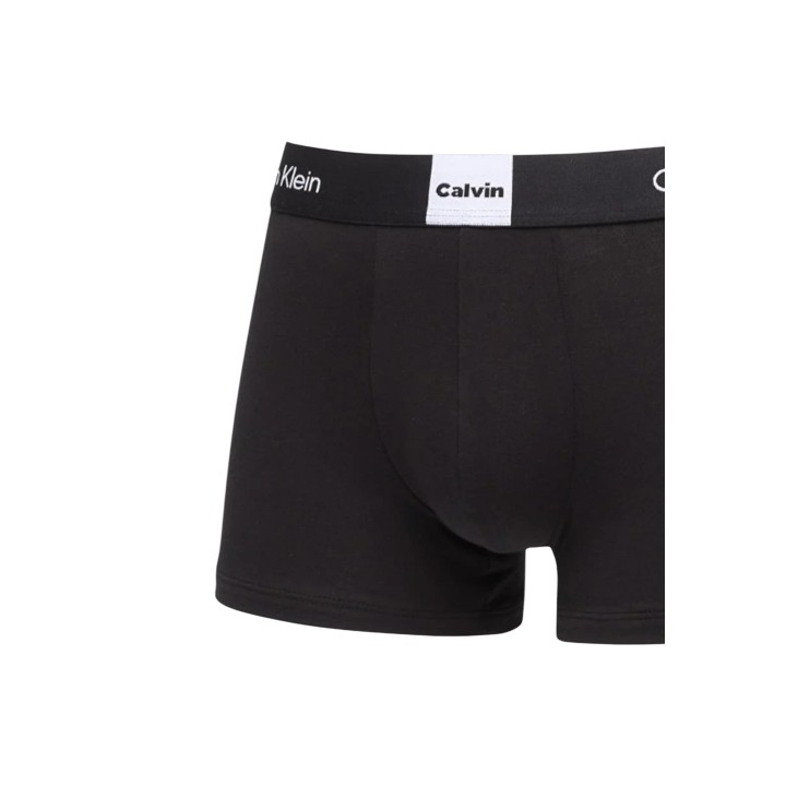 Detalle frontal de bóxer negro de hombre Calvin Klein Underwear