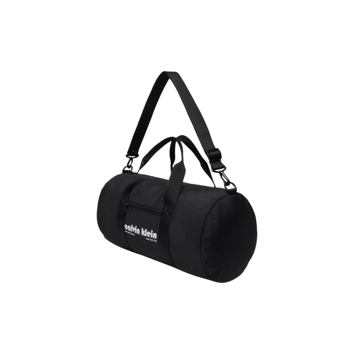 Bolso de viaje Calvin Klein para hombre en negro vista tres cuartos