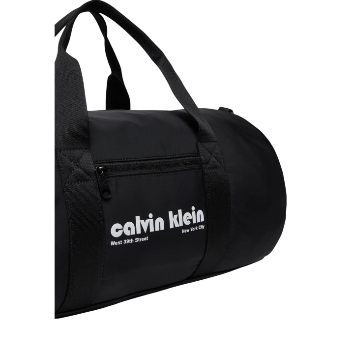 Detalle frontal del bolso de viaje Calvin Klein para hombre en negro
