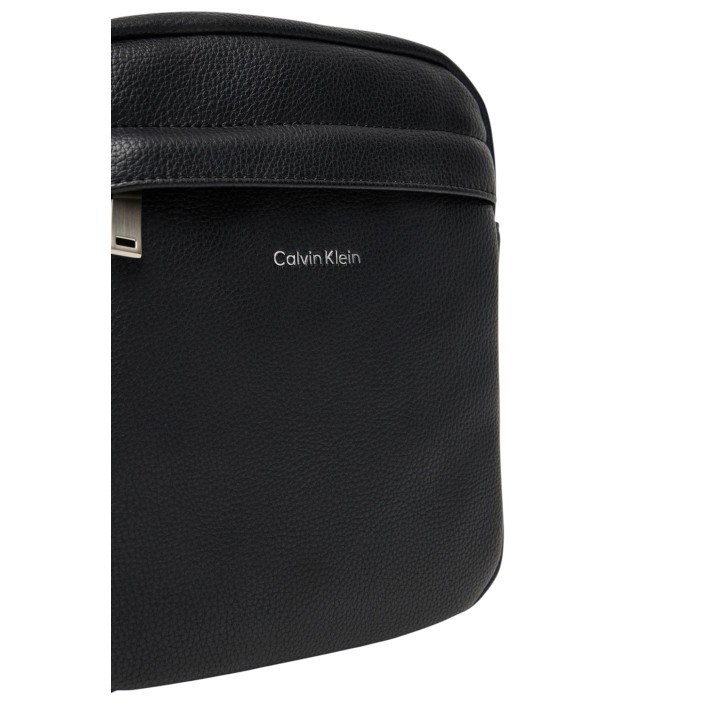 Detalle del bolso bandolera de hombre Calvin Klein Raised Reporter negro con logo