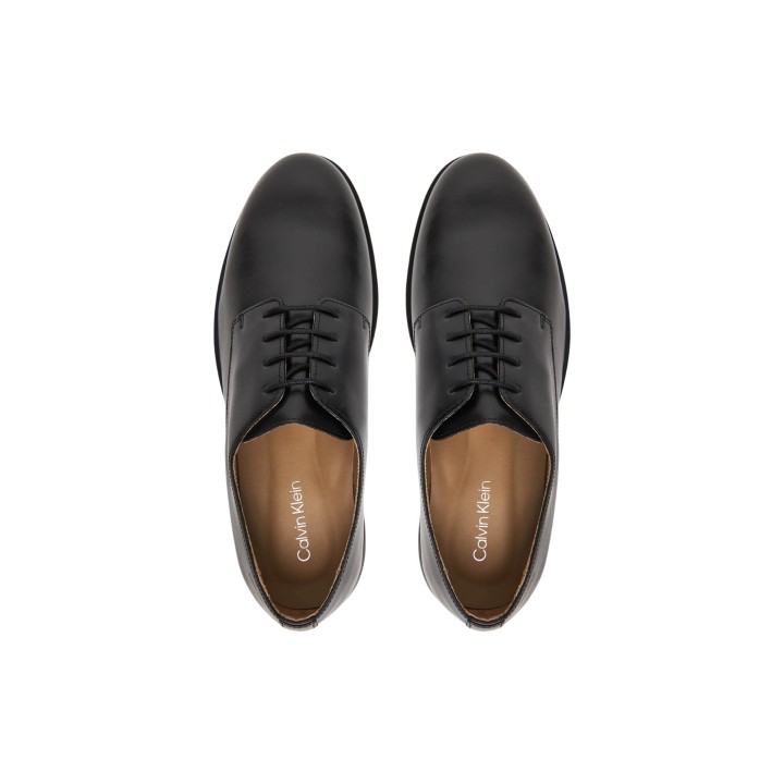 Detalle superior de los zapatos Calvin Klein HM0HM02056 negros para hombre