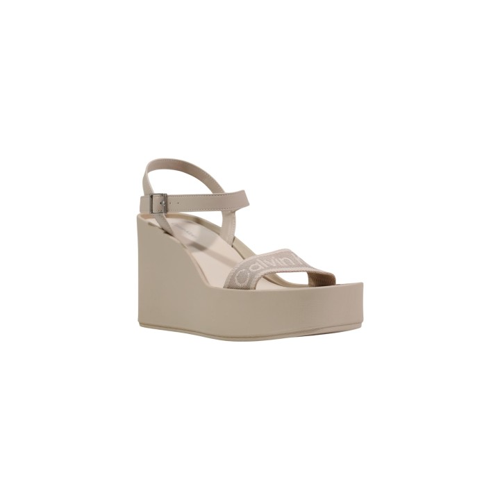 Sandalia de cuña Calvin Klein para mujer en beige vista tres cuartos