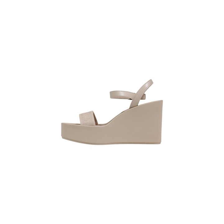 Sandalia de cuña Calvin Klein para mujer en beige vista lateral posterior