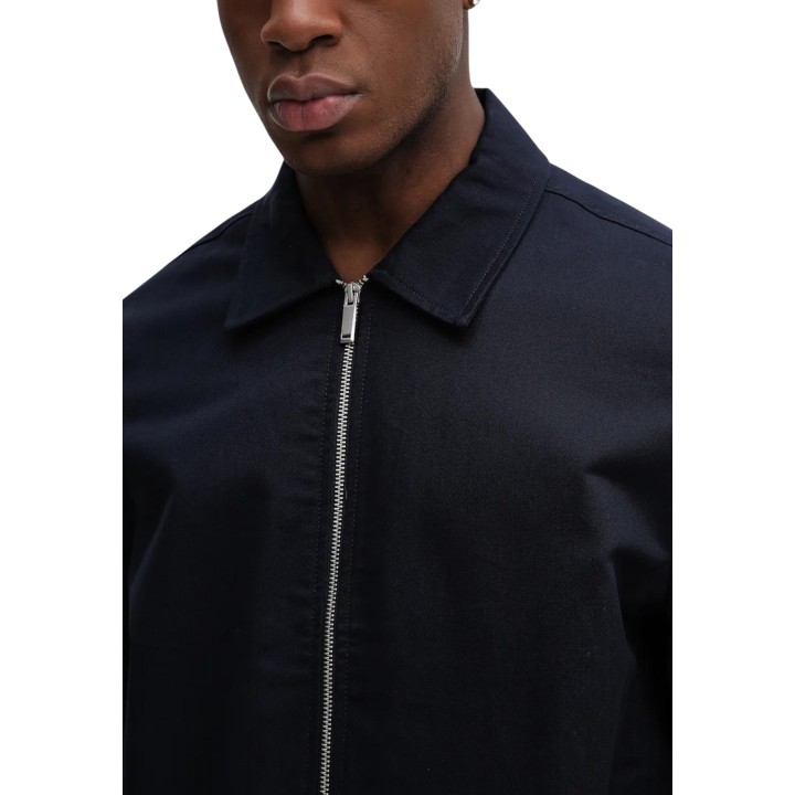 Detalle de chaqueta Calvin Klein de hombre azul oscuro LV04LE419G