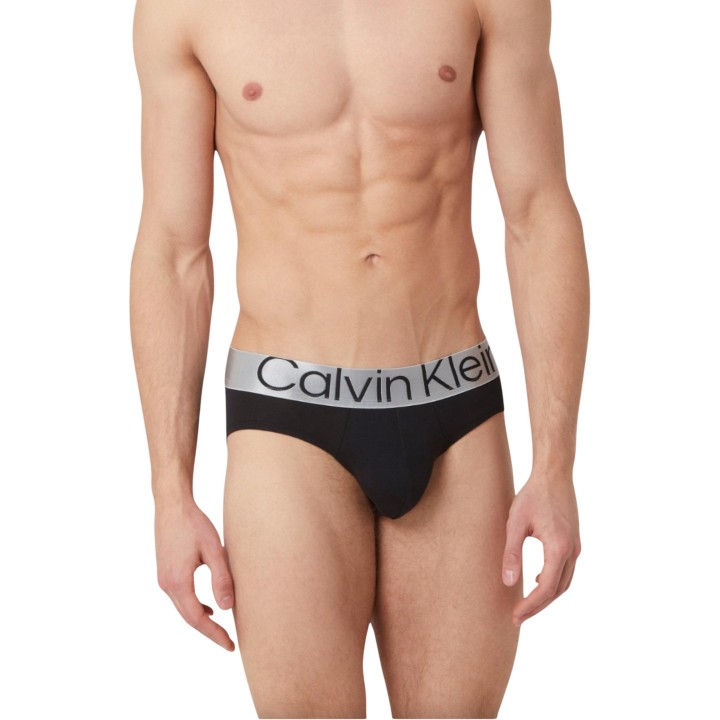 Calvin Klein Underwear slip negro de hombre vista frontal en modelo