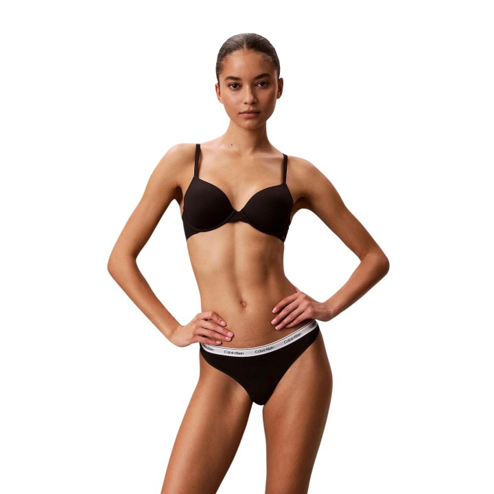 Tanga Calvin Klein Underwear para mujer en negro vista frontal de tres cuartos