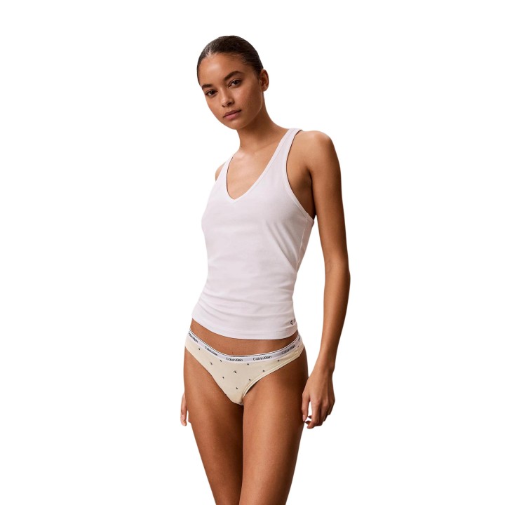 Calvin Klein Underwear tanga para mujer en color marfil vista frontal de tres cuartos