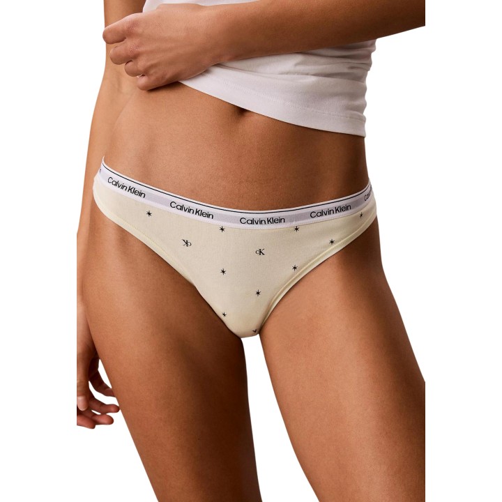 Detalle frontal de tanga Calvin Klein Underwear para mujer en color marfil