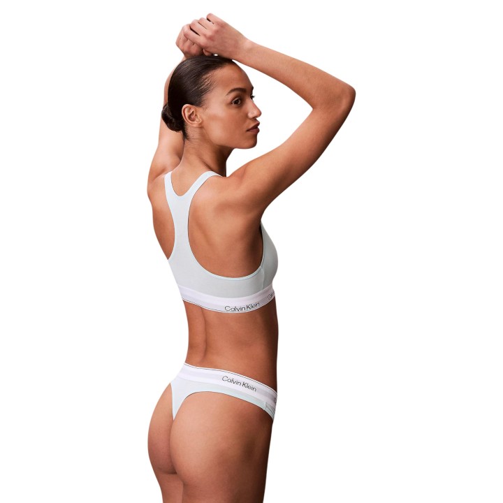 Calvin Klein Underwear tanga de mujer mint vista posterior de tres cuartos