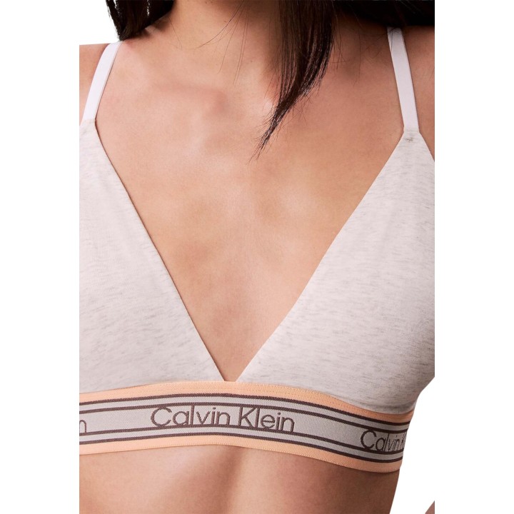 Detalle frontal del sujetador triangular Calvin Klein Underwear de mujer color crema