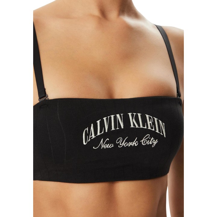 Detalle frontal del sujetador bandeau negro Calvin Klein Underwear con logo